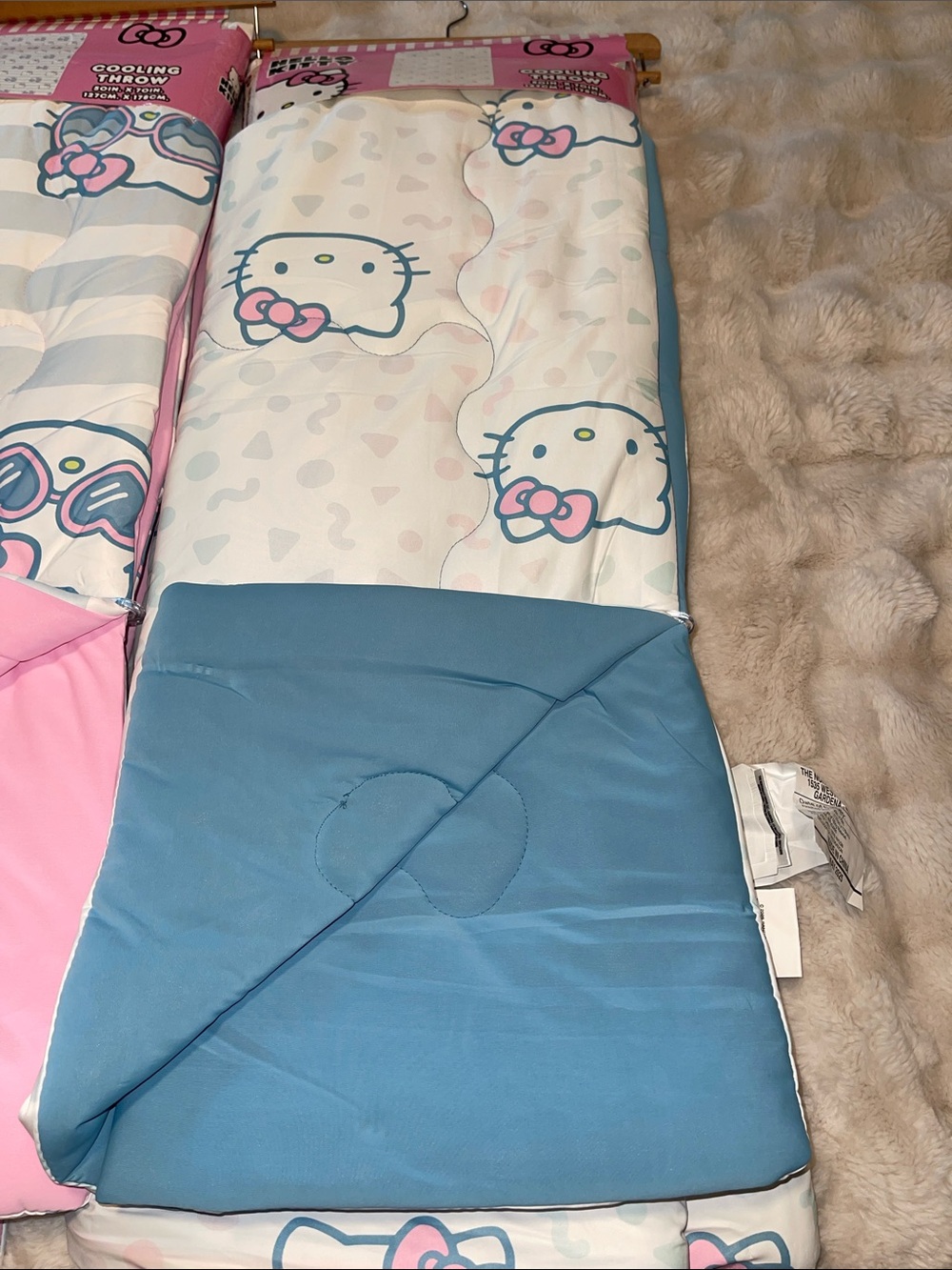 ❤️NEW!!!❤️Beautiful!Hello Kitty Cooling Throw Blanket 50”x70”.$49 or ask bundle. - Picture 6 of 8